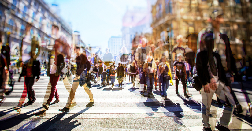 Personnes se déplaçant en milieu urbain, Solutech Industries, ingénierie de conception.